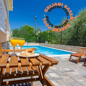 Pansion Tina Apartman Šilo